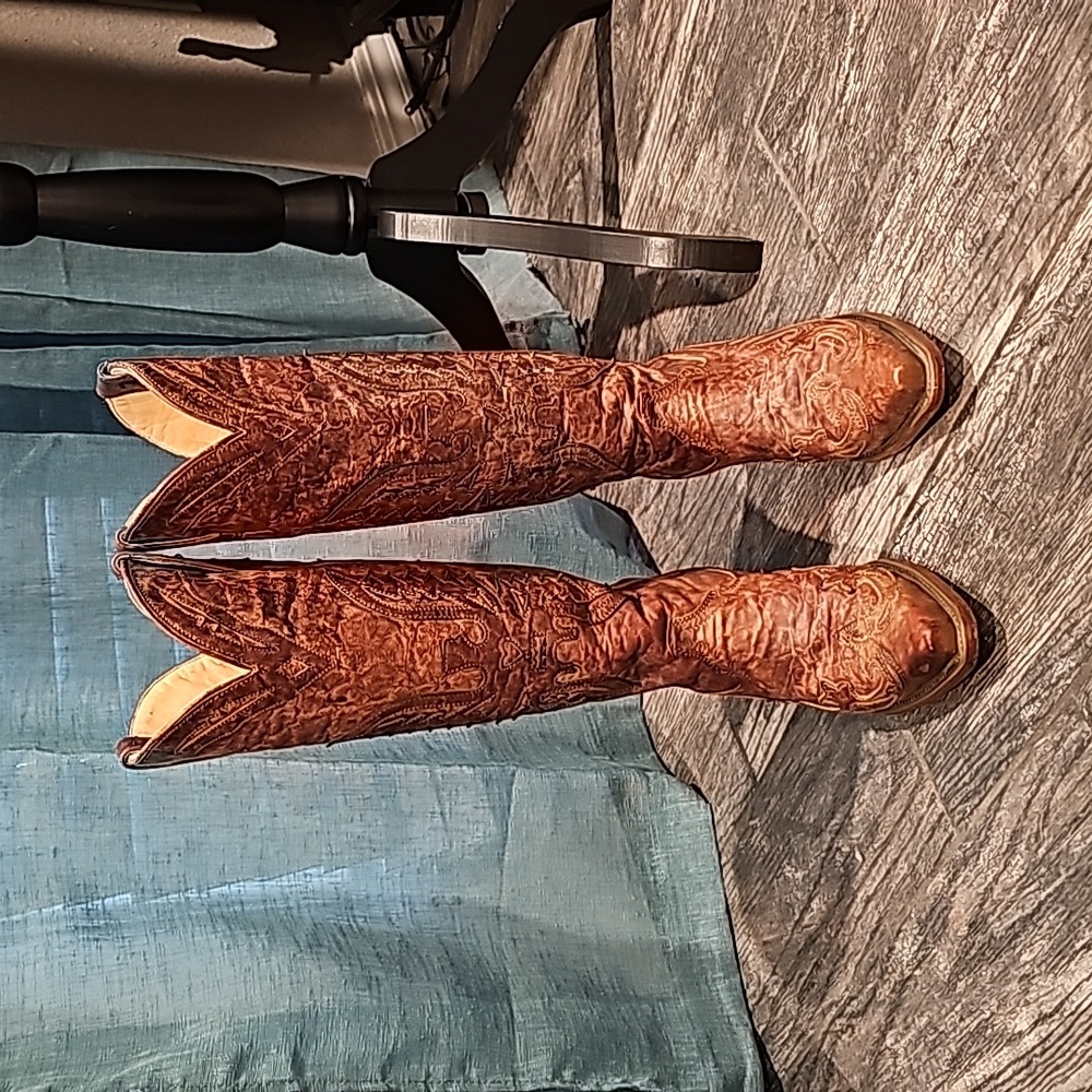 Ladies Beautiful Handtooled Coral Boots 6.5